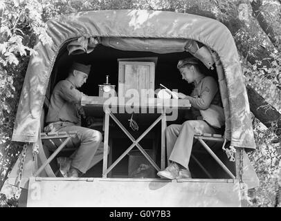 Signal Corps Centre de messages mis en place sur le terrain lors d'un problème, de Fort Riley, Kansas, États-Unis, par Jack Delano pour Office of War Information, Avril 1942 Banque D'Images