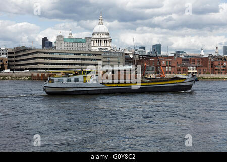 Péniche sur la Tamise en face de la Cathédrale St Paul à Londres Banque D'Images