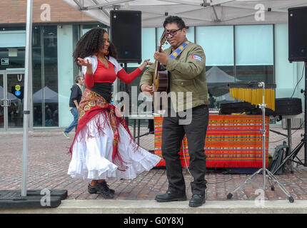 Le guitariste cubain et danseurs effectuer ayt le Jour de Victoria, le Distillery District, Toronto , Ontario, Canada Banque D'Images