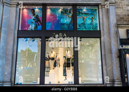 Zara magasin situé sur le Passeig de Gracia, l'une des rues les plus chères d'Europe à Barcelone, Catalogne, Espagne Banque D'Images