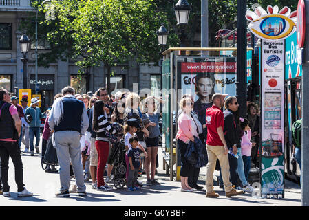 De nombreux touristes en attente à l'arrêt de bus à Barcelone, Catalogne, Espagne Banque D'Images