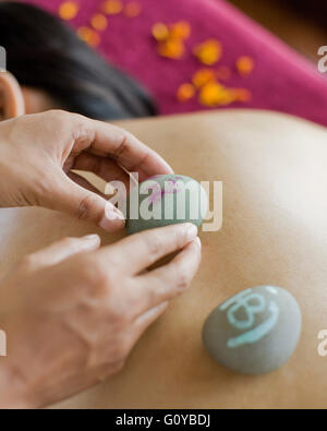 Woman Receiving Massage tibétain à l'Ananda Spa, Ananda dans l'Himalaya, Narendra Nagar, Tehri Garhwal, Inde. Banque D'Images