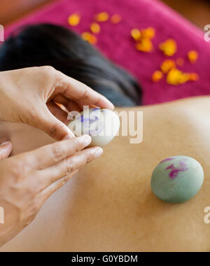 Woman Receiving Massage tibétain à l'Ananda Spa, Ananda dans l'Himalaya, Narendra Nagar, Tehri Garhwal, Inde. Banque D'Images