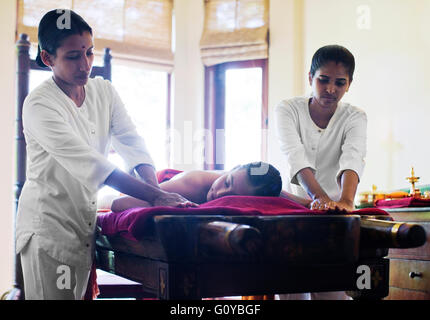 Femme Choonaswedna reçoit le traitement, Ananda Spa, Ananda dans l'Himalaya, Narendra Nagar, Tehri Garhwal, Inde Banque D'Images