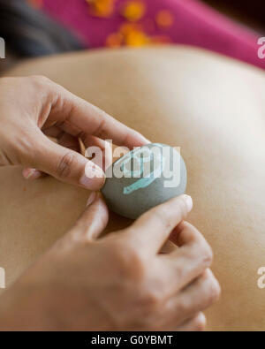 Woman Receiving Massage tibétain à l'Ananda Spa, Ananda dans l'Himalaya, Narendra Nagar, Tehri Garhwal, Inde. Banque D'Images