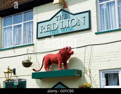 Le Red Lion Pub dans le village de East Bergholt, dans le Suffolk, en Angleterre, Royaume-Uni Banque D'Images