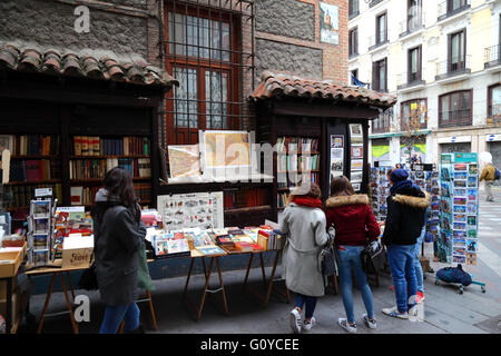 Livre échoppes book shop dans la Calle Mayor, Madrid, Espagne Banque D'Images