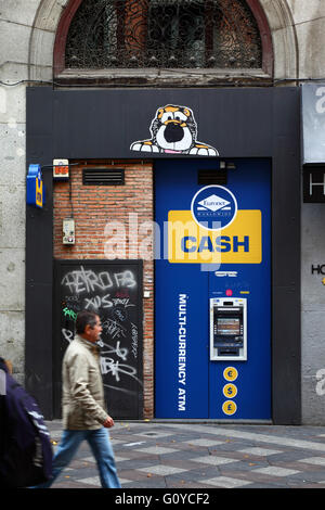 Homme marchant passé Euronet multi devises cash machine, Madrid, Espagne Banque D'Images