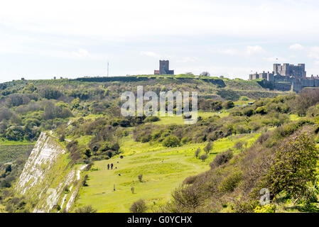 Vue du château de Douvres à partir de la première marche des falaises blanches de Douvres. Banque D'Images