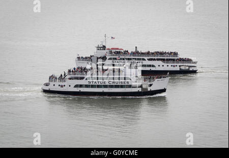 Deux bateaux ferry Statue Cruises plein de passagers passant sur la rivière Hudson, New York. Banque D'Images