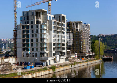 Les nouveaux bâtiments sur la rivière Vltava, Marina, île de Holesovice, Prague, République Tchèque Banque D'Images