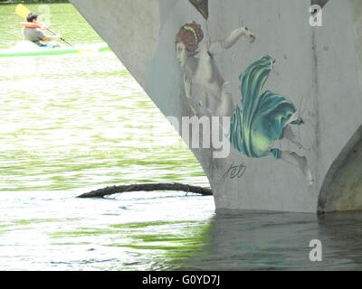 Une femme représentée sur un pont ressemble à un kayak. Banque D'Images