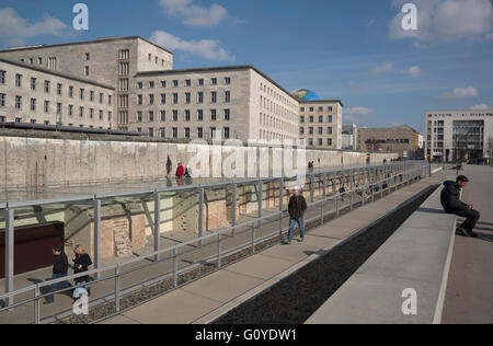 Reste du mur de Berlin en dehors de la topographie de la terreur Banque D'Images