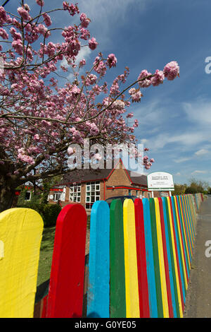 Village de Clutton, Cheshire, Angleterre. Vue pittoresque de la colorée Clutton Eglise d'Angleterre l'école primaire. Banque D'Images