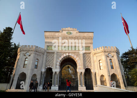 Istanbul, Turkiye - 12 novembre 2015 : l'entrée historique de la période de l'Empire ottoman de l'Université d'Istanbul située sur la place Beyazit, Istanbul. Banque D'Images