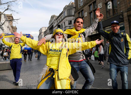 Liverpool, Royaume-Uni. 5e mai 2016. Viilarreal fans dans le centre-ville de Liverpool avant de tonights match contre Liverpool à Anfield Crédit : ALAN EDWARDS/Alamy Live News Banque D'Images