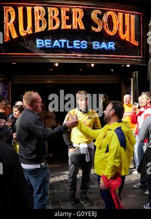 Liverpool, Royaume-Uni. 5e mai 2016. Viilarreal fans dans le centre-ville de Liverpool avant de tonights match contre Liverpool à Anfield Crédit : ALAN EDWARDS/Alamy Live News Banque D'Images