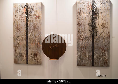 Istanbul, Turquie - 13 novembre 2015 : les pièces d'art de divers artistes dans la 10e édition de l'assemblée annuelle tenue à Istanbul contemporain artshow Lutfi Kirdar Convention Center, Istanbul le 13 novembre. Banque D'Images