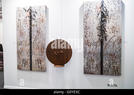 Istanbul, Turquie - 13 novembre 2015 : les pièces d'art de divers artistes dans la 10e édition de l'assemblée annuelle tenue à Istanbul contemporain artshow Lutfi Kirdar Convention Center, Istanbul le 13 novembre. Banque D'Images