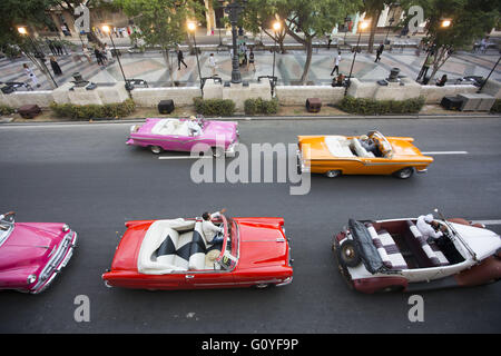 La Havane, Cuba. 3 mai, 2016. Les chauffeurs dans l'voitures décapotables classique après la suppression des invités le long du Paseo del Prado promenade où Chanel collection Croisière '''' 2016/2017 défilé a eu lieu à La Havane, Cuba. Chanel a embauché plus de 150 ''almendrones'' (le Old US cars) aménagée comme un emblème de l'île socialiste à transporter les clients autour de la ville. Les voitures anciennes de Cuba est apparue comme une impression sur plusieurs morceaux. Maison de couture française Chanel a mis en scène son spectacle dans la capitale cubaine La Havane - la première internationale fashion show depuis la révolution communiste de 1959, qui a souligné la bot Banque D'Images