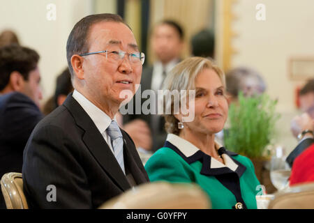 Washington, DC, USA. 5 mai, 2016:2016 Action climatique global leaders Summit à Washington, DC. Secrétaire Général des Nations unies, Ban Ki-Moon, et l'ancien Vice-président américain, Al Gore, parmi beaucoup des chefs de gouvernement, les entreprises et la société civile se réunissent pour discuter de la lutte contre le changement climatique depuis la signature de l'Entente Paris historique à l'ONU le 22 avril 2016. Credit : B Christopher/Alamy Live News Banque D'Images