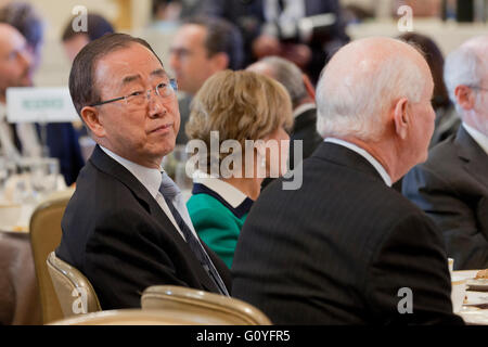 Washington, DC, USA. 5 mai, 2016:2016 Action climatique global leaders Summit à Washington, DC. Secrétaire Général des Nations unies, Ban Ki-Moon, et l'ancien Vice-président américain, Al Gore, parmi beaucoup des chefs de gouvernement, les entreprises et la société civile se réunissent pour discuter de la lutte contre le changement climatique depuis la signature de l'Entente Paris historique à l'ONU le 22 avril 2016. Credit : B Christopher/Alamy Live News Banque D'Images