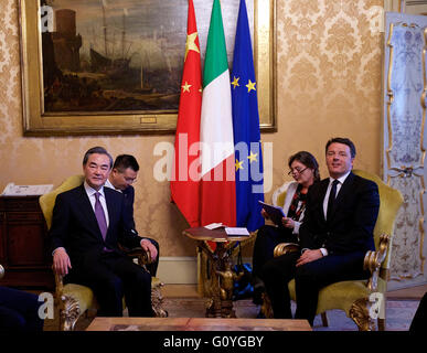 Rome. 5 mai, 2016. Le premier ministre Italien Matteo Renzi (1e R) se réunit, lors de la visite du Ministre chinois des affaires étrangères Wang Yi (1re L) à Rome, Italie, le 5 mai 2016. Credit : Jin Yu/Xinhua/Alamy Live News Banque D'Images