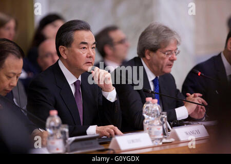 Rome. 5 mai, 2016. Le Ministre chinois des affaires étrangères Wang Yi assiste à la septième session plénière du Comité Gouvernement Italie-chine à Rome, Italie, le 5 mai 2016. Vaste coopération bilatérale a été au centre de la septième session plénière de la commission gouvernementale Italie-chine qui a eu lieu ici le jeudi en présence de Chinois des Affaires étrangères Wang Yi et son homologue italien Paolo Gentiloni. Credit : Jin Yu/Xinhua/Alamy Live News Banque D'Images