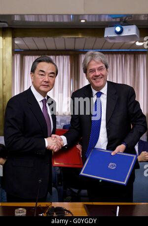 Rome. 5 mai, 2016. Le Ministre chinois des affaires étrangères Wang Yi (L), serre la main avec son homologue italien Paolo Gentiloni comme ils assiste à la septième session plénière du Comité Gouvernement Italie-chine à Rome, Italie, le 5 mai 2016. Vaste coopération bilatérale a été au centre de la septième session plénière de la commission gouvernementale Italie-chine qui a eu lieu ici le jeudi en présence de Chinois des Affaires étrangères Wang Yi et son homologue italien Paolo Gentiloni. Credit : Jin Yu/Xinhua/Alamy Live News Banque D'Images