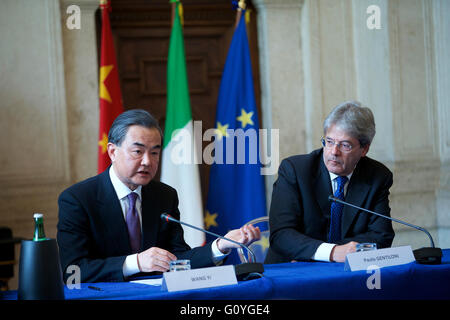 Rome. 5 mai, 2016. Le Ministre chinois des affaires étrangères Wang Yi (à gauche) et son homologue italien Paolo Gentiloni assister à une conférence de presse conjointe après leur rencontre à Rome, Italie, le 5 mai 2016. Credit : Jin Yu/Xinhua/Alamy Live News Banque D'Images