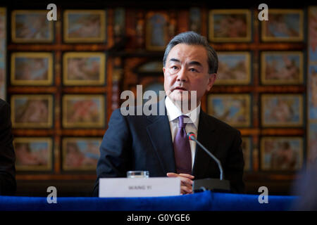 Rome. 5 mai, 2016. Le Ministre chinois des affaires étrangères Wang Yi assiste à une conférence de presse conjointe avec le Ministre des affaires étrangères italien Paolo Gentiloni (pas en photo) après leur rencontre à Rome, Italie, le 5 mai 2016. Credit : Jin Yu/Xinhua/Alamy Live News Banque D'Images