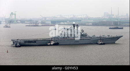 Beijing, Chine, province de Jiangsu. 5 mai, 2016. Porte-avions Minsk arrive à Nantong, Province du Jiangsu en Chine de l'Est, le 5 mai 2016. Minsk seront construites dans le nouveau parc à thème à Nantong. Minsk a servi la marine soviétique, et plus tard la marine russe, de 1978 à 1994. De 2000 à 2016 il a été un parc à thème appelé monde Minsk dans le sud de la Chine, Shenzhen. Credit : Ding Xiaochun/Xinhua/Alamy Live News Banque D'Images