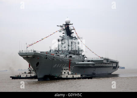 Beijing, Chine, province de Jiangsu. 5 mai, 2016. Porte-avions Minsk arrive à Nantong, Province du Jiangsu en Chine de l'Est, le 5 mai 2016. Minsk seront construites dans le nouveau parc à thème à Nantong. Minsk a servi la marine soviétique, et plus tard la marine russe, de 1978 à 1994. De 2000 à 2016 il a été un parc à thème appelé monde Minsk dans le sud de la Chine, Shenzhen. Credit : Ding Xiaochun/Xinhua/Alamy Live News Banque D'Images