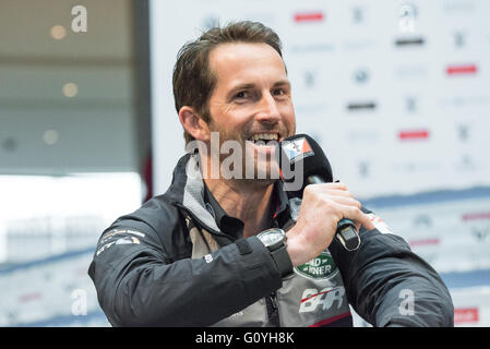 New York, États-Unis. Le 05 mai, 2016. Land Rover de l'équipe skipper Bar Ben parle d'allée à la conférence de presse. Les skippers de la six bateaux prétendant pour la prochaine America's Cup Louis Vuitton --' plus ancien, attribué de façon continue, prix -- a participé à une conférence de presse à Brookfield Place dans Lower Manhattan animée par Bob Costas sports d'avance sur les prochains New York City America's Cup World Series race sur le fleuve Hudson (7-8 mai). Credit : Albin Lohr-Jones/Pacific Press/Alamy Live News Banque D'Images