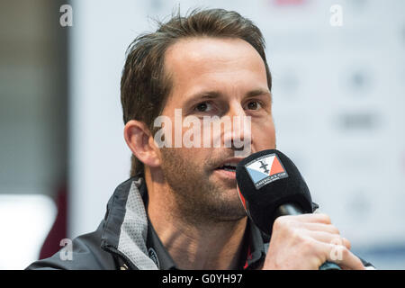 New York, États-Unis. Le 05 mai, 2016. Land Rover de l'équipe skipper Bar Ben parle d'allée à la conférence de presse. Les skippers de la six bateaux prétendant pour la prochaine America's Cup Louis Vuitton --' plus ancien, attribué de façon continue, prix -- a participé à une conférence de presse à Brookfield Place dans Lower Manhattan animée par Bob Costas sports d'avance sur les prochains New York City America's Cup World Series race sur le fleuve Hudson (7-8 mai). Credit : Albin Lohr-Jones/Pacific Press/Alamy Live News Banque D'Images