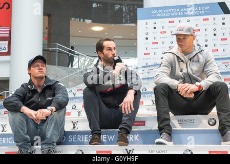 New York, États-Unis. Le 05 mai, 2016. Land Rover de l'équipe skipper Bar Ben allée (centre) prend la parole lors de la conférence de presse. Les skippers de la six bateaux prétendant pour la prochaine America's Cup Louis Vuitton --' plus ancien, attribué de façon continue, prix -- a participé à une conférence de presse à Brookfield Place dans Lower Manhattan animée par Bob Costas sports d'avance sur les prochains New York City America's Cup World Series race sur le fleuve Hudson (7-8 mai). Credit : Albin Lohr-Jones/Pacific Press/Alamy Live News Banque D'Images