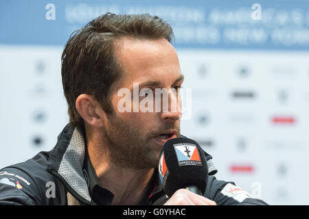 New York, États-Unis. Le 05 mai, 2016. Land Rover de l'équipe skipper Bar Ben parle d'allée à la conférence de presse. Les skippers de la six bateaux prétendant pour la prochaine America's Cup Louis Vuitton --' plus ancien, attribué de façon continue, prix -- a participé à une conférence de presse à Brookfield Place dans Lower Manhattan animée par Bob Costas sports d'avance sur les prochains New York City America's Cup World Series race sur le fleuve Hudson (7-8 mai). Credit : Albin Lohr-Jones/Pacific Press/Alamy Live News Banque D'Images