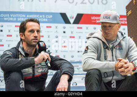 New York, États-Unis. Le 05 mai, 2016. Land Rover Bar Team skipper de l'allée Ben (à gauche) prend la parole lors de la conférence de presse. Les skippers de la six bateaux prétendant pour la prochaine America's Cup Louis Vuitton --' plus ancien, attribué de façon continue, prix -- a participé à une conférence de presse à Brookfield Place dans Lower Manhattan animée par Bob Costas sports d'avance sur les prochains New York City America's Cup World Series race sur le fleuve Hudson (7-8 mai). Credit : Albin Lohr-Jones/Pacific Press/Alamy Live News Banque D'Images