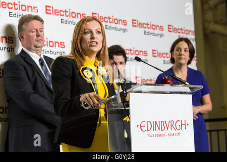 Edinburgh, Ecosse, Royaume-Uni. 06 mai, 2016. Kezia Dugdale, chef de la main-d'Écossais perd le siège à l'est d'Édimbourg du SNP Ash Denham Crédit : Richard Dyson/Alamy Live News Banque D'Images