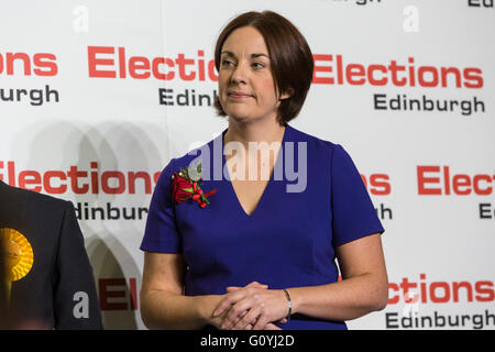 Edinburgh, Ecosse, Royaume-Uni. 06 mai, 2016. Kezia Dugdale, chef de la main-d'Écossais perd le siège à l'est d'Édimbourg du SNP Ash Denham Crédit : Richard Dyson/Alamy Live News Banque D'Images