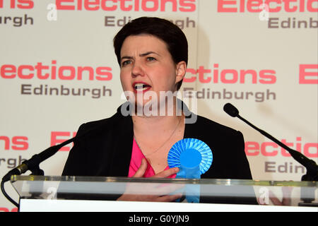 Edinburgh, Ecosse, Royaume-Uni, 06 mai, 2016. Le chef conservateur écossais Ruth Davidson parlant après avoir été élu comme la circonscription de MSP au Edinburgh Edinburgh Central pour compter les élections du Parlement écossais, de crédit : Ken Jack / Alamy Live News Banque D'Images