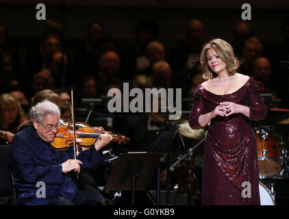 New York, USA. 5 mai, 2016. Itzhak Perlman violoniste israélo-américain (L) et l'American Opera singer et la soprano Renee Fleming effectuer pendant le 125e anniversaire concert de Carnegie Hall de New York, États-Unis, le 5 mai 2016. Carnegie Hall a célébré son 125e anniversaire ici jeudi. Construit par le philanthrope Andrew Carnegie en 1891, le Carnegie Hall est l'un des plus célèbres lieux de la United States pour la musique classique et la musique populaire, renommée pour sa beauté, l'histoire et de l'acoustique. Credit : Qin Lang/Xinhua/Alamy Live News Banque D'Images