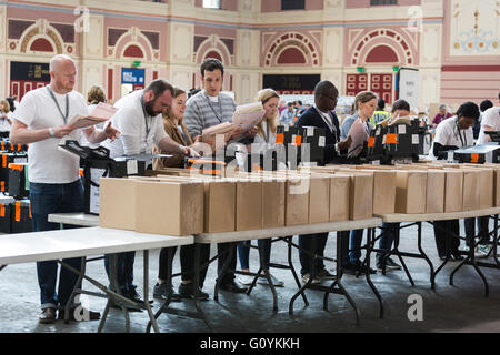 Londres, Royaume-Uni. 6 mai 2016. Le dépouillement des bulletins de vote pour le Maire de Londres et l'élection de l'Assemblée de Londres est en cours à l'Alexandra Palace. Les bulletins de vote seront scannés électroniquement par les Drs de scanners. Les résultats sont attendus dans l'après-midi. Crédit : Images éclatantes/Alamy Live News Banque D'Images