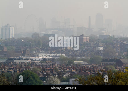 Wimbledon London,UK. Le 6 mai. Toits de Londres est couvert dans le smog que la pollution atmosphérique des avertissements sont émis Crédit : amer ghazzal/Alamy Live News Banque D'Images