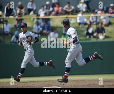 Yokohama, Kanagawa, Japon. 1er mai 2016. (L-R) Yuko Chonan, Chusei Mannami () baseball : Yuko Chonan et Chusei Mannami de Yokohama lors de la préfecture de Kanagawa High School Printemps Baseball tournoi final match entre Yokohama 11-1 Nihon University Senior à Thirty-Four Hodogaya Stadium à Yokohama, Kanagawa, Japon . © BFP/AFLO/Alamy Live News Banque D'Images