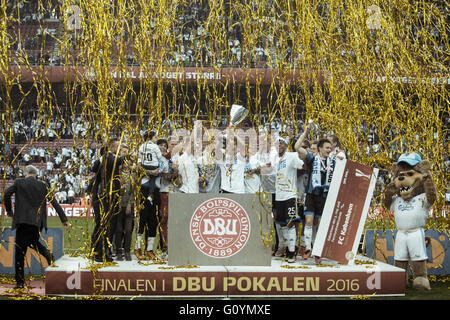 Danemark, Copenhague, 5 mai 2015. FC Copenhague a remporté sa deuxième Coupe du Danemark sur le trot à la suite d'une victoire (2-1) sur AGF Århus hier soir au stade Parken. Célébration de l'équipe sur le podium. Credit : Samy Khabthani//Alamy Live News Banque D'Images