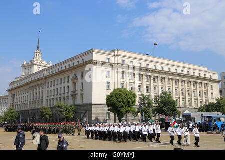 Sofia, Bulgarie. 6 mai, 2016. Mars soldats lors d'un défilé militaire à Sofia, capitale de Bulgarie, le 6 mai 2016. Les bulgares ont célébré la Journée de l'Armée vendredi. Credit : Zhan Xiaoyi/Xinhua/Alamy Live News Banque D'Images