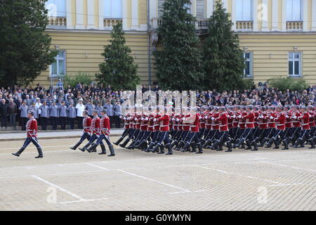 Sofia, Bulgarie. 6 mai, 2016. Mars soldats lors d'un défilé militaire à Sofia, capitale de Bulgarie, le 6 mai 2016. Les bulgares ont célébré la Journée de l'Armée vendredi. Credit : Zhan Xiaoyi/Xinhua/Alamy Live News Banque D'Images