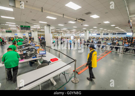 Londres, Royaume-Uni. 6 mai, 2016. Les DRS compter les machines utilisées par le personnel de comptage code couleur - Les comptes pour le Maire de Londres et les membres de l'Assemblée est assurée par un mélange de machines ou d'autres personnes à l'Olympia à Londres. Les machines sont gérées par les Drs, données et recherche Services plc. Crédit : Guy Bell/Alamy Live News Banque D'Images