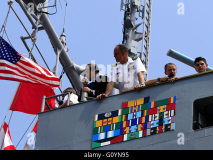 Shanghai, Chine. 6 mai, 2016. Personnel à bord du navire amiral 'USS Blue Ridge' de la Septième Flotte de la Marine américaine d'oeil sur le port militaire à Qianlvchen à Shanghai, la Chine orientale, le 6 mai 2016. Le Blue Ridge est arrivé à Shanghai vendredi pour une visite de cinq jours. Crédit : Chen Fei/Xinhua/Alamy Live News Banque D'Images